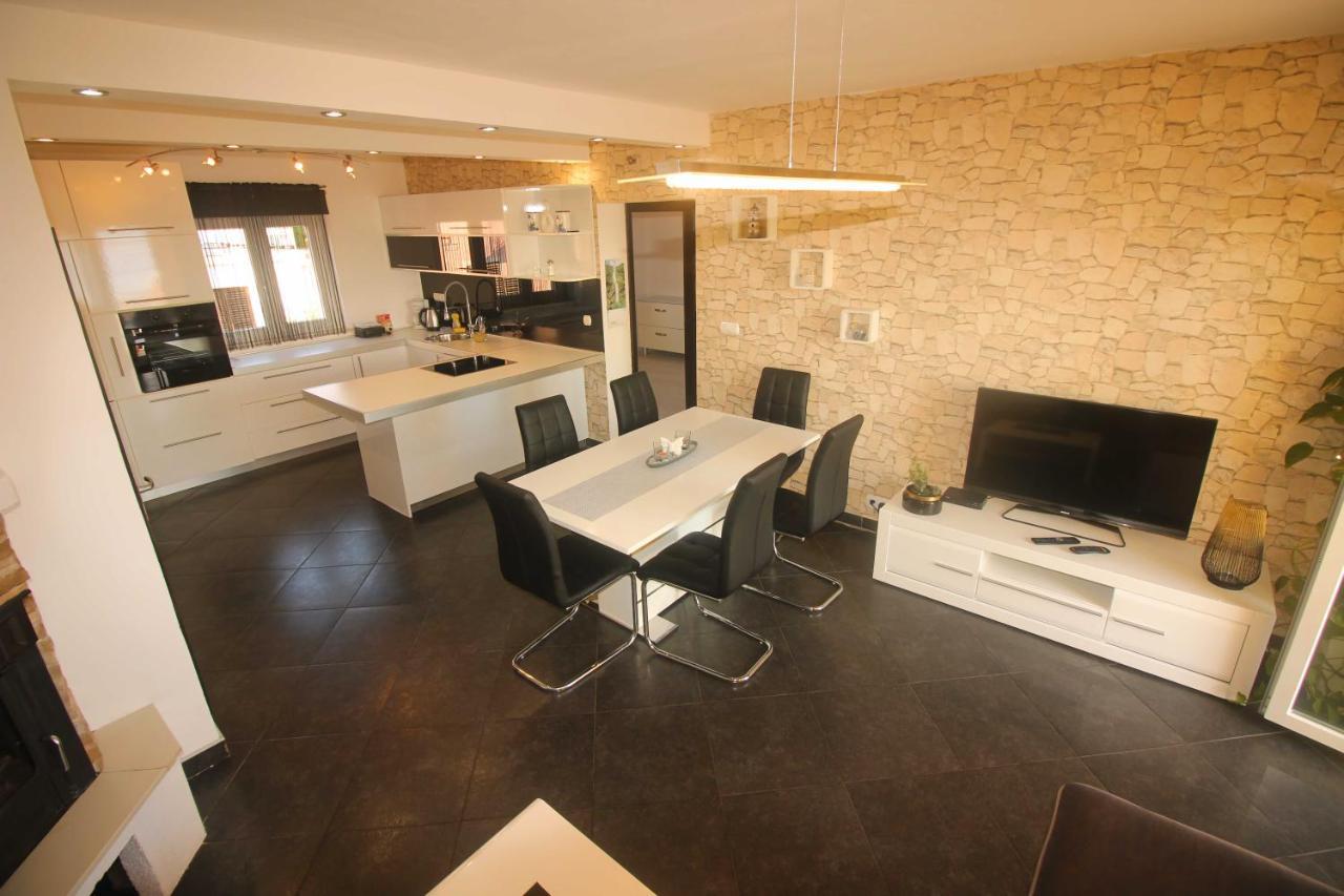 Apartment Martina ซริกเวนิซา ภายนอก รูปภาพ